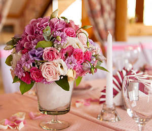 Букет из роз на праздничном столе
