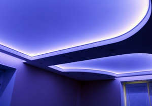 Фиолетовая иллюминация потолка