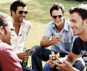 Мужчины играют в карты и пьют пиво