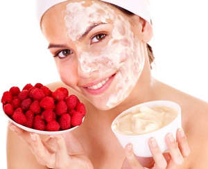 Нанесение крема с ягодами на лицо