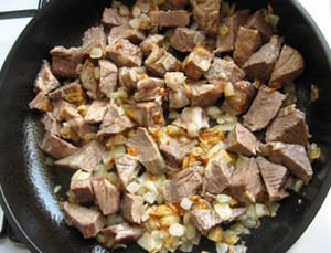 Обжаривание свинины с луком на сковороде