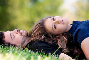 Парень и девушка лежат на траве