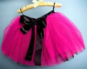 Розовая юбка-пачка на вешалке