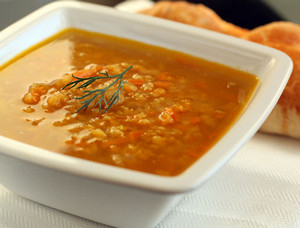 Суп из чечевицы в прямоугольной тарелке