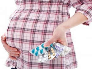 Таблетки в руках у беременной
