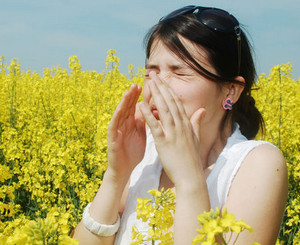 У женщины аллергический насморк