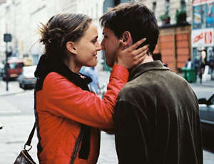 Влюбленные целуются на улице