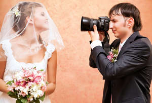 Фотограф делает снимки невесты