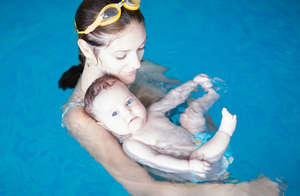 Мама с малышом в воде