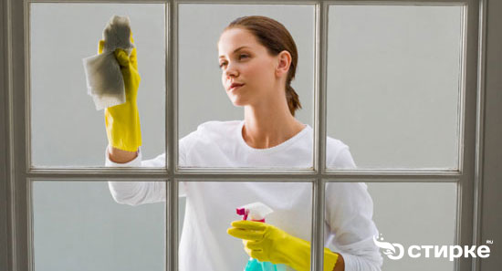 женщина моет окно