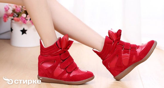 красные женские ботинки