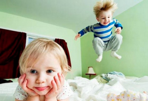 Ребенок прыгает на кровати