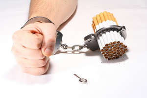 Рука и сигареты в наручниках