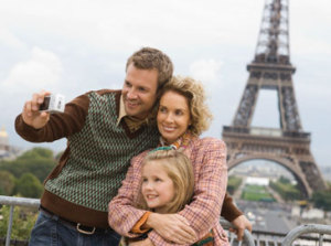 Семья фотографируется на фоне Эйфелевой башни
