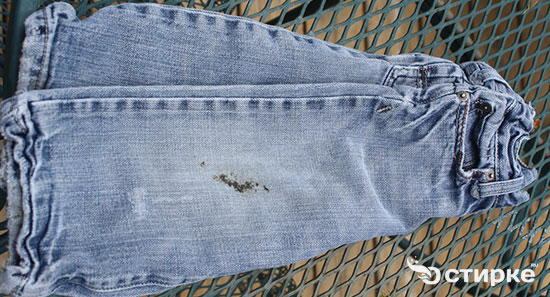 пятно от смолы на джинсах