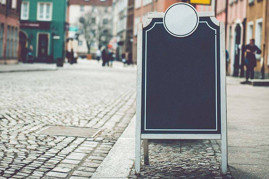 Использование штендера для работающей рекламы при наличии ограниченного бюджета