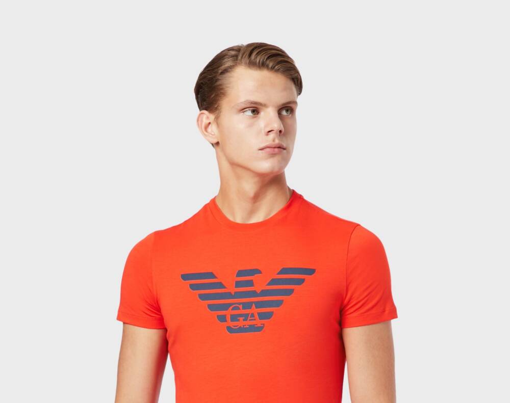 Чем привлекательна создаваемая Джорджио Армани одежда