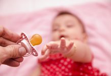 Пустышка для ребенка: вред, польза, особенности