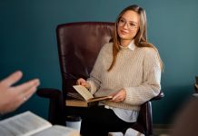 Образование: роль педагога-психолога с высшим образованием в образовательном процессе https://ru.freepik.com/free-photo/front-view-woman-sitting-on-chair_36300338.htm#fromView=search&page=1&position=3&uuid=db1c9dab-6bb3-4432-9e6e-1d091c606bd0