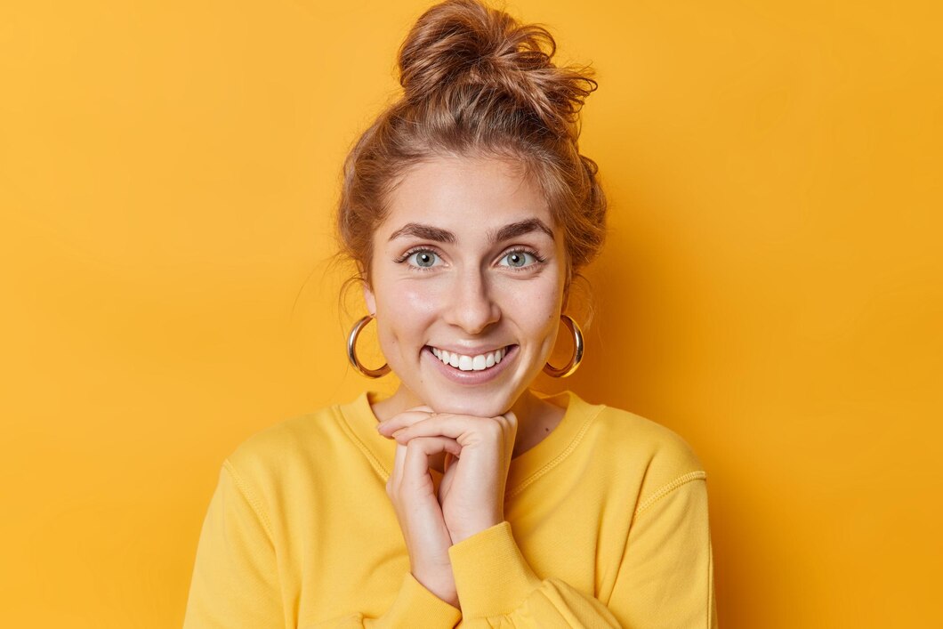 https://ru.freepik.com/free-photo/portrait-of-good-looking-cheerful-woman-keeps-hands-under-chin-smiles-toothily-stands-happy-indoors-wears-earrings-and-casual-sweatshirt-isolated-over-yellow-background-positive-emotions-concept_27399801.htm#fromView=search&page=1&position=13&uuid=688b3230-b95c-4dd6-ac1c-7b9a92896f88