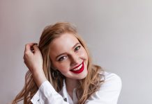 Улыбка, олицетворение красоты: Как достичь и сохранить красивые зубы https://ru.freepik.com/free-photo/joyful-blonde-girl-with-red-lips-smiling-european-young-woman-posing-in-white-shirt_12609551.htm#fromView=search&page=1&position=50&uuid=6476977c-9f55-49ed-9736-df0204b22a1d