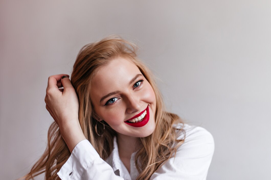 https://ru.freepik.com/free-photo/joyful-blonde-girl-with-red-lips-smiling-european-young-woman-posing-in-white-shirt_12609551.htm#fromView=search&page=1&position=50&uuid=6476977c-9f55-49ed-9736-df0204b22a1d