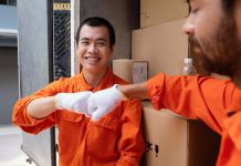 Доставка грузов: что это и как происходит https://ru.freepik.com/free-photo/young-delivery-men-saluting-each-other-with-fist-bump_13785044.htm#fromView=search&page=1&position=0&uuid=d44bbbbb-2e51-413f-b468-c6cde770c24f