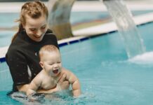 Плавание для грудничков: польза для развития